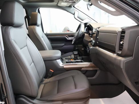 Used 2024 Chevrolet Silverado 1500 LT Trail Boss w/ Convenience Package II image 39