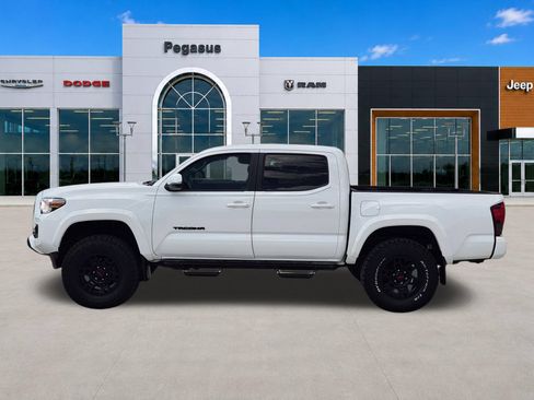 Used 2020 Toyota Tacoma SR5 w/ Technology Package AWD/4WD image 3