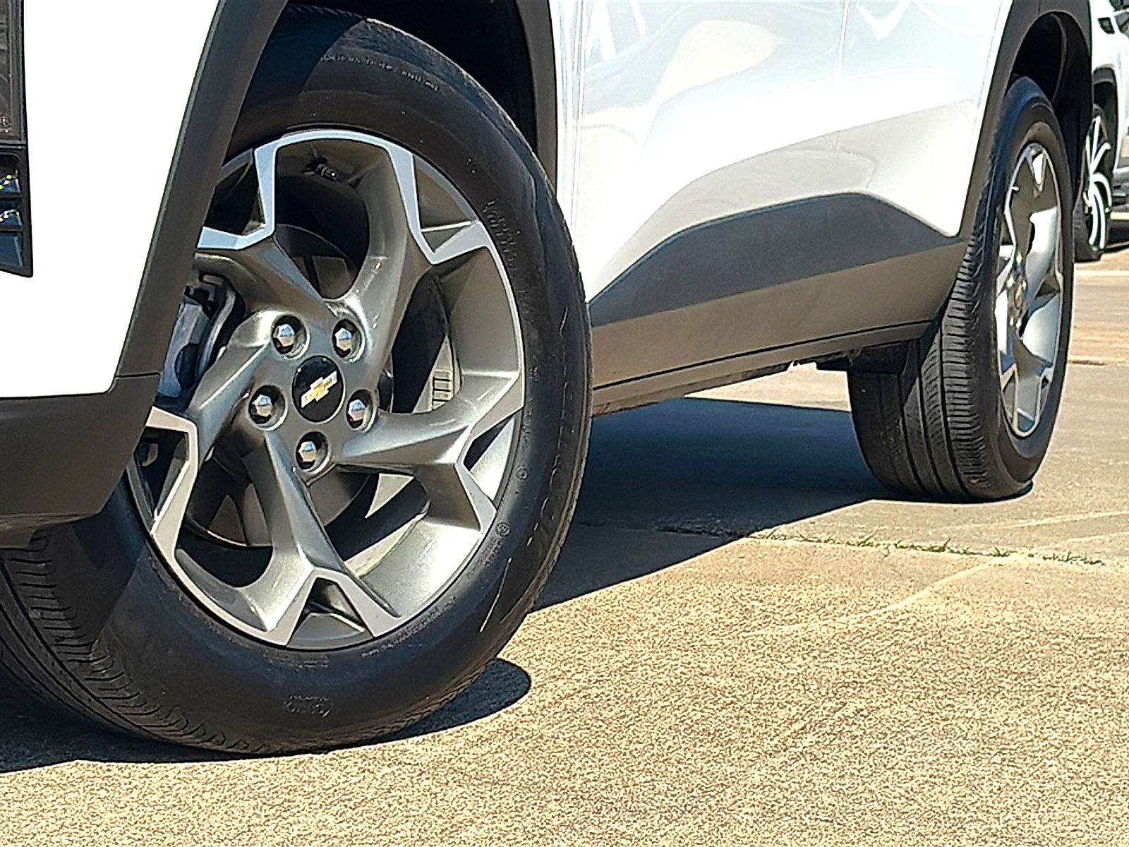 Used 2025 Chevrolet Trax LT FWD image 3