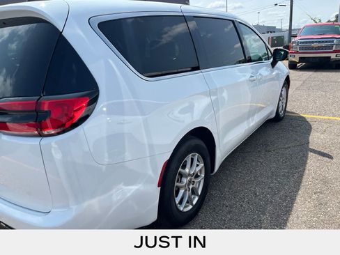 Used 2024 Chrysler Pacifica Touring-L FWD image 16