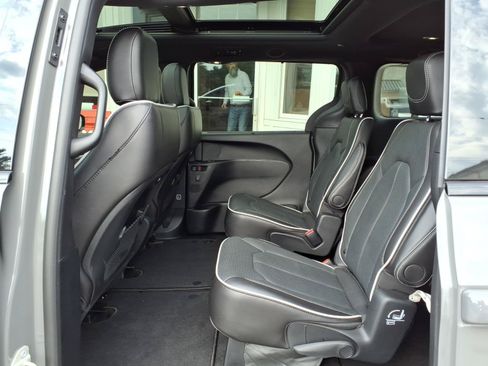 Used 2025 Chrysler Pacifica Limited AWD/4WD image 10