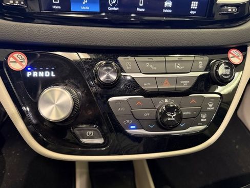 Used 2024 Chrysler Pacifica Touring-L image 18