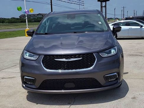 Used 2023 Chrysler Pacifica Touring-L FWD image 3