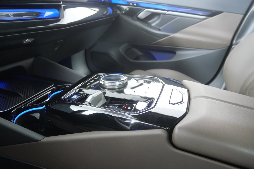 Used 2024 BMW i5 eDrive40i w/ Premium Package RWD image 24