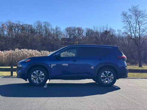 Used 2023 Nissan Rogue SV image 2