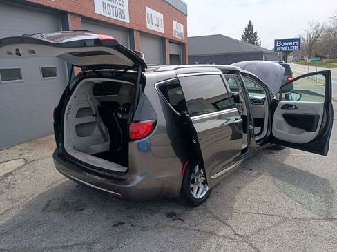 Used 2017 Chrysler Pacifica Touring-L Plus w/ Tire & Wheel Group FWD image 7
