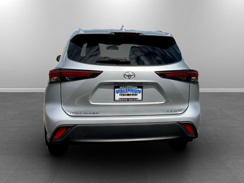 Used 2024 Toyota Highlander XLE AWD/4WD image 6