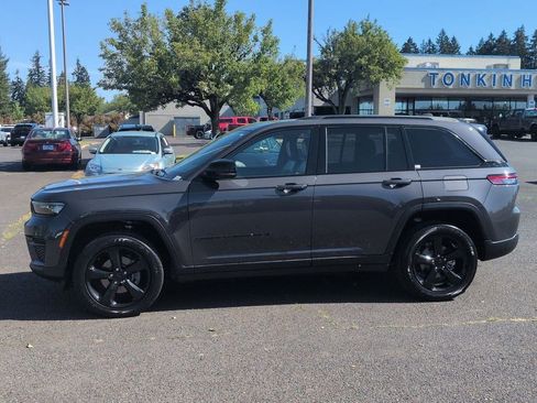 Used 2023 Jeep Grand Cherokee Altitude AWD/4WD image 2