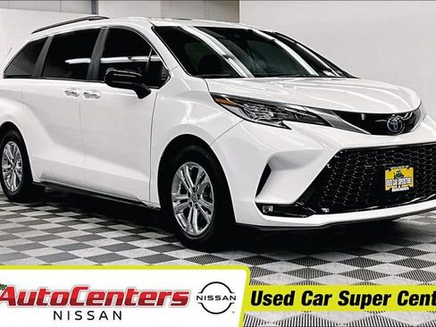Used 2022 Toyota Sienna XSE image 1