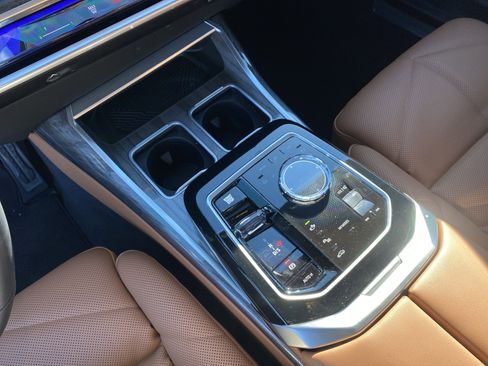 Used 2025 BMW 740i w/ Premium Package image 32