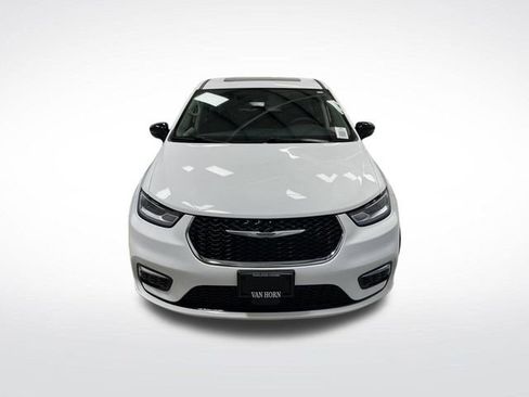 Certified 2024 Chrysler Pacifica Touring-L image 11