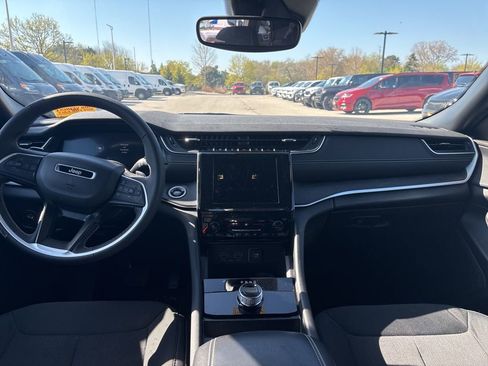 Used 2024 Jeep Grand Cherokee Laredo image 13