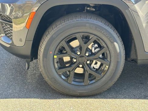 New 2025 Jeep Grand Cherokee Altitude image 11