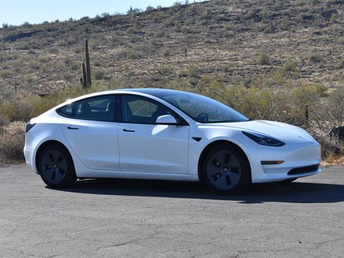 Used 2023 Tesla Model 3 Standard Range image 3