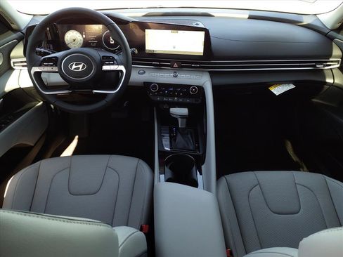 Used 2025 Hyundai Elantra Limited FWD image 8