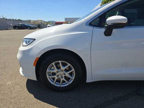Used 2023 Chrysler Pacifica Touring-L FWD image 19