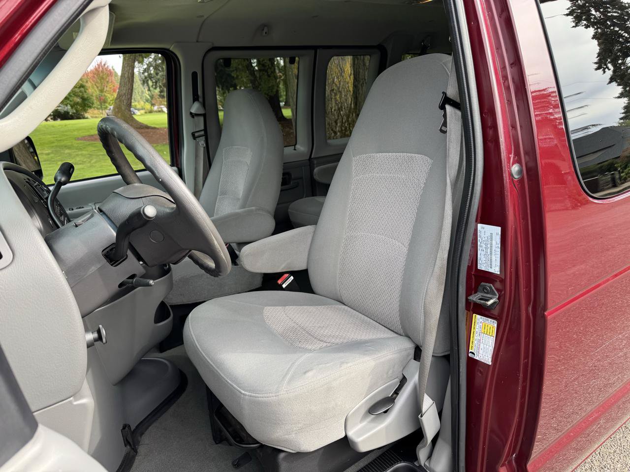 Used 2006 Ford E-350 and Econoline 350 Super Duty Wagon RWD image 8