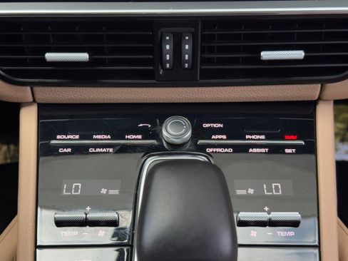 Used 2022 Porsche Cayenne AWD/4WD image 32
