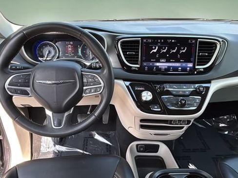 Used 2023 Chrysler Pacifica Touring-L FWD image 10