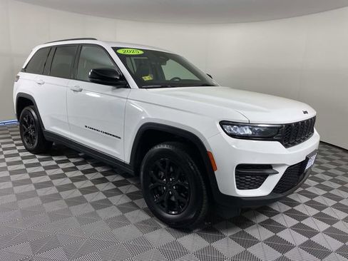 Used 2025 Jeep Grand Cherokee Altitude AWD/4WD image 1