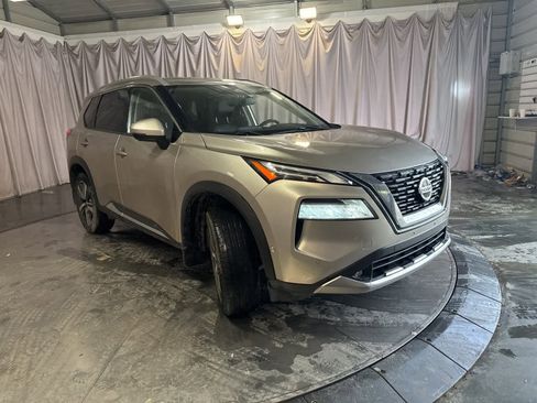 Used 2021 Nissan Rogue Platinum image 3