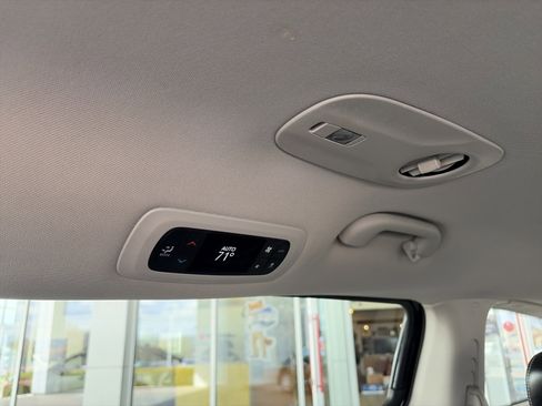 Used 2024 Chrysler Pacifica Touring-L image 26