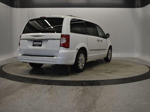 Used 2015 Chrysler Town & Country Touring w/ Driver Convenience Group image 9