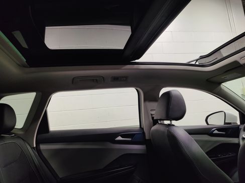 Certified 2024 Volkswagen Taos SE w/ Panoramic Sunroof Package AWD/4WD image 7