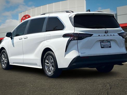 Certified 2026 Toyota Sienna LE FWD image 5