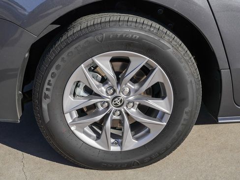 Used 2025 Toyota Sienna XLE image 11