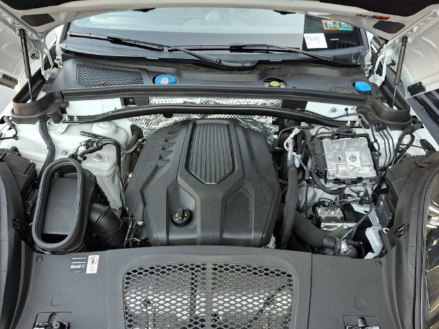 Certified 2025 Porsche Macan AWD/4WD image 30