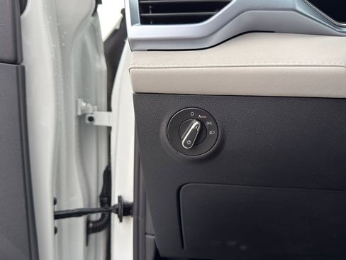 New 2026 Volkswagen Taos SE image 18