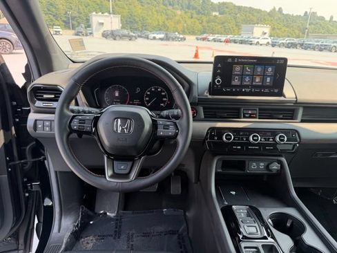 Certified 2025 Honda Pilot TrailSport image 17