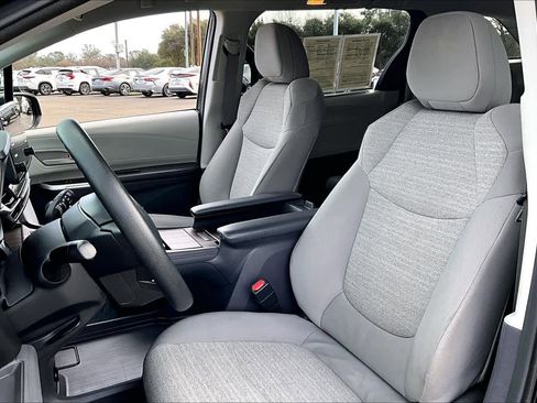 Used 2024 Toyota Sienna LE image 7