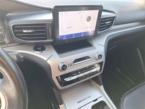 Used 2022 Ford Explorer XLT w/ Equipment Group 202A image 13