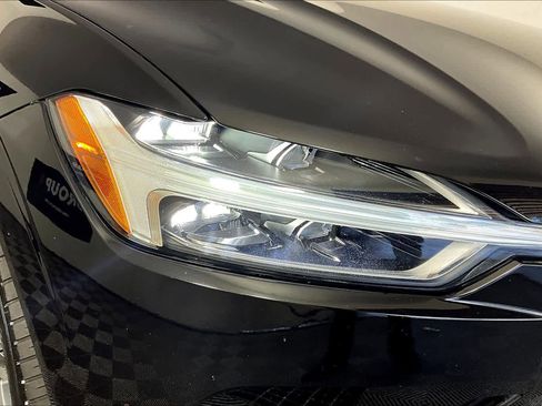 Used 2020 Volvo XC60 T5 Momentum w/ Premium Package image 27