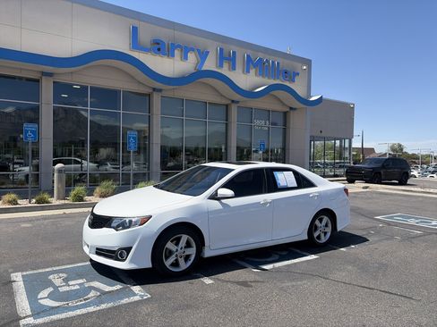 Used 2014 Toyota Camry SE w/ Moonroof Package FWD image 1