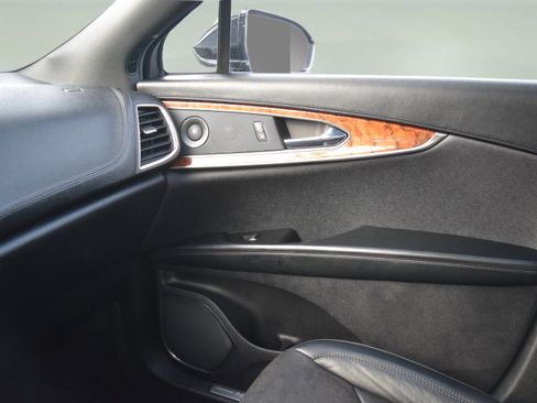 Used 2019 Lincoln Nautilus Reserve image 16