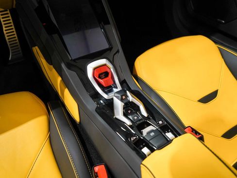 Used 2023 Lamborghini Huracan EVO image 13