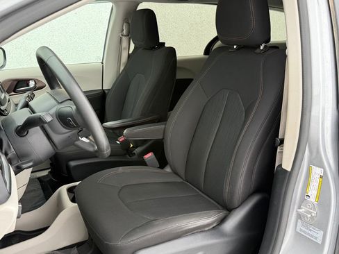 Used 2017 Chrysler Pacifica LX w/ Tire & Wheel Group image 9