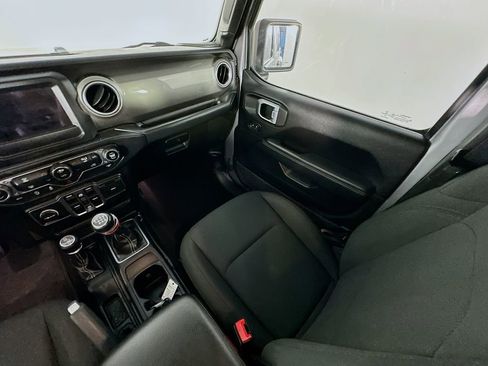 Used 2020 Jeep Gladiator Overland w/ Trailer Tow Package AWD/4WD image 11