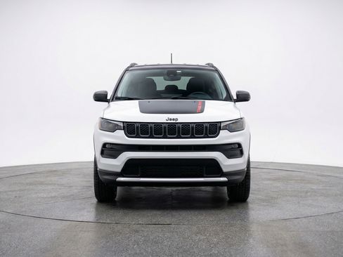 Used 2025 Jeep Compass Trailhawk AWD/4WD image 2