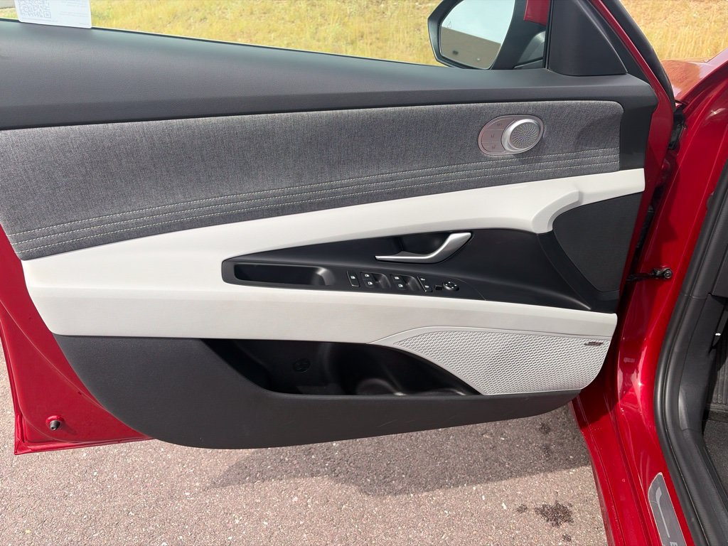 Certified 2025 Hyundai Elantra Limited FWD image 12