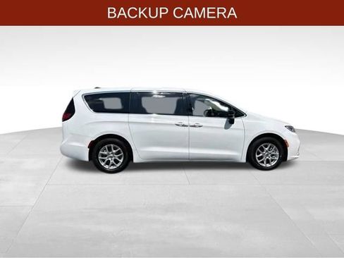 Used 2024 Chrysler Pacifica Touring-L FWD image 8