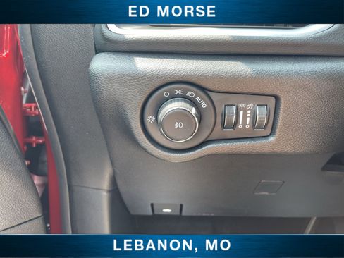 Used 2025 Chrysler Pacifica Select FWD image 33