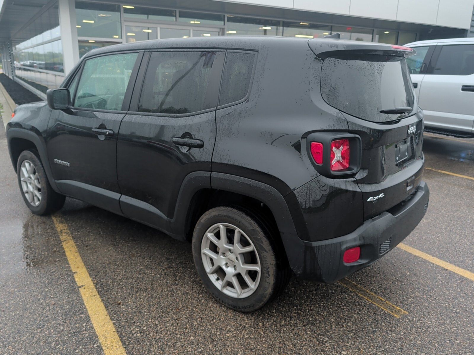 Used 2023 Jeep Renegade Latitude AWD/4WD image 3