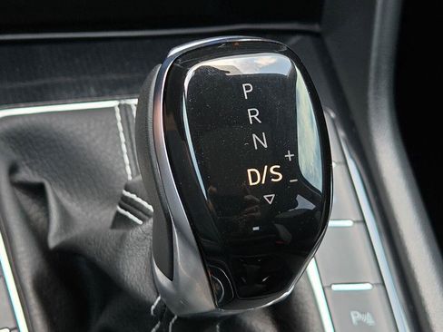 Used 2025 Volkswagen Taos SEL AWD/4WD image 36