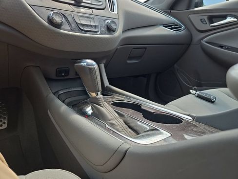 Used 2017 Chevrolet Malibu LT FWD image 26