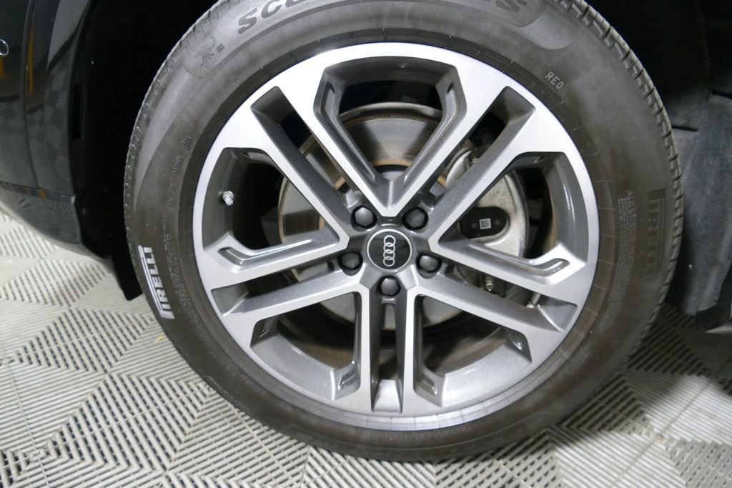 Certified 2025 Audi Q5 Premium w/ Convenience Package AWD/4WD image 9
