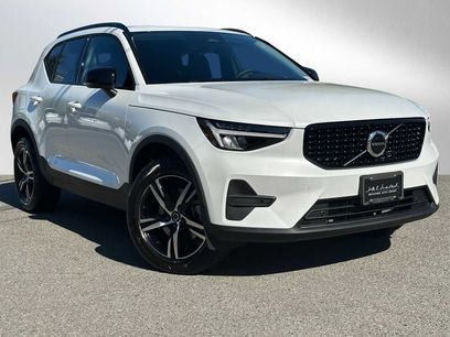 New 2026 Volvo XC40 B5 Core w/ Climate Package